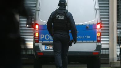 V Nemčiji policija ustrelila moškega, ki je pred tem z nožem napadel tri policiste