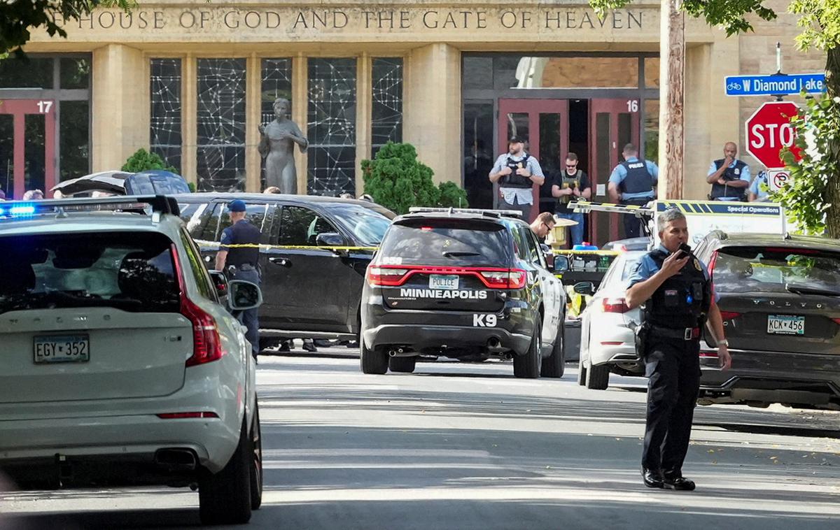 Minneapolis, streljanje, šola | V streljanju je bilo po navedbah dveh virov iz policijskih vrst ranjenih najmanj 20 ljudi, o smrtnih žrtvah pa nista želela ugibati, poroča ameriški medij CBS News. Strelca sta oba opisala kot moškega, oblečenega v črno, ki je imel v rokah puško. | Foto Reuters