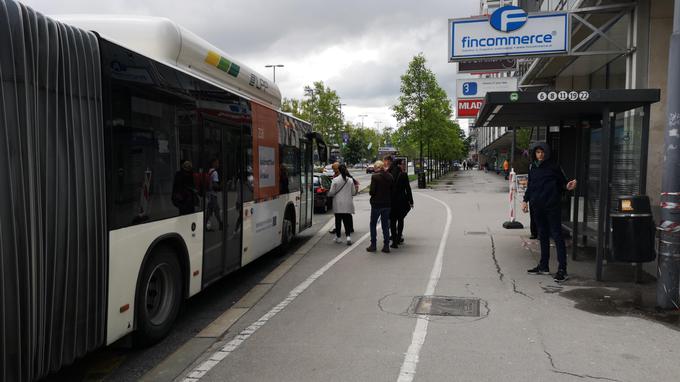 Avtobusno postajališče - potniki vstopajo in izstopajo neposredno prek kolesarske steze. | Foto: Gregor Pavšič