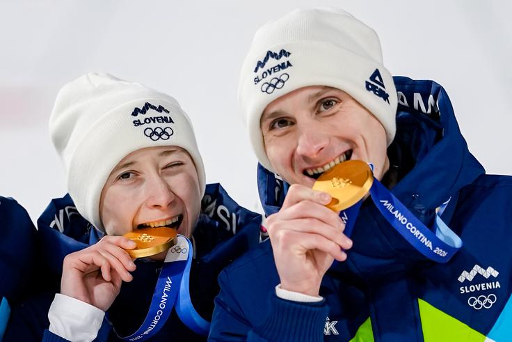 Nika in Domen Prevc sta se skupaj veselila zlate medalje na tekmi mešanih ekip. | Foto: Guliverimage