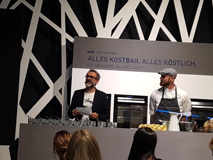 Grundig se je povezal z lastnikom Osterie Francescane (najboljše restavracije na svetu) Massimom Botturo (na fotografiji levo), ki zavzeto zagovarja odgovorno ravnanje s hrano. Grundigovi hladilniki znajo uporabniku predlagati, katere jedi lahko pripravi iz vseh sestavin, ki so mu še ostale v hladilniku in ki bi jih sicer zavrgel.  | Foto: 