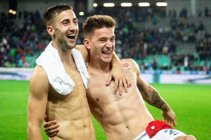 Veliko veselje s soigralcem Benjaminom Verbičem po koncu tekme. | Foto: Vid Ponikvar