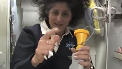 Astronavta se bosta po več kot devetih mesecih na ISS na Zemljo vrnila v torek #video