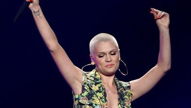 S čim se vrača Jessie J?