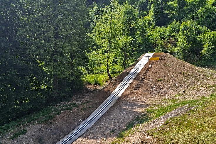 "Skakalcem želimo omogočiti, da se bodo znali prilagoditi na spremembe na zaletišču in višino zaletne rampe, v smislu, koliko od tal oziroma smučine sedijo pred odrivom," o zunanji pridobitvi, ki bo končana v kratkem, pravi Jan Grilc. | Foto: 