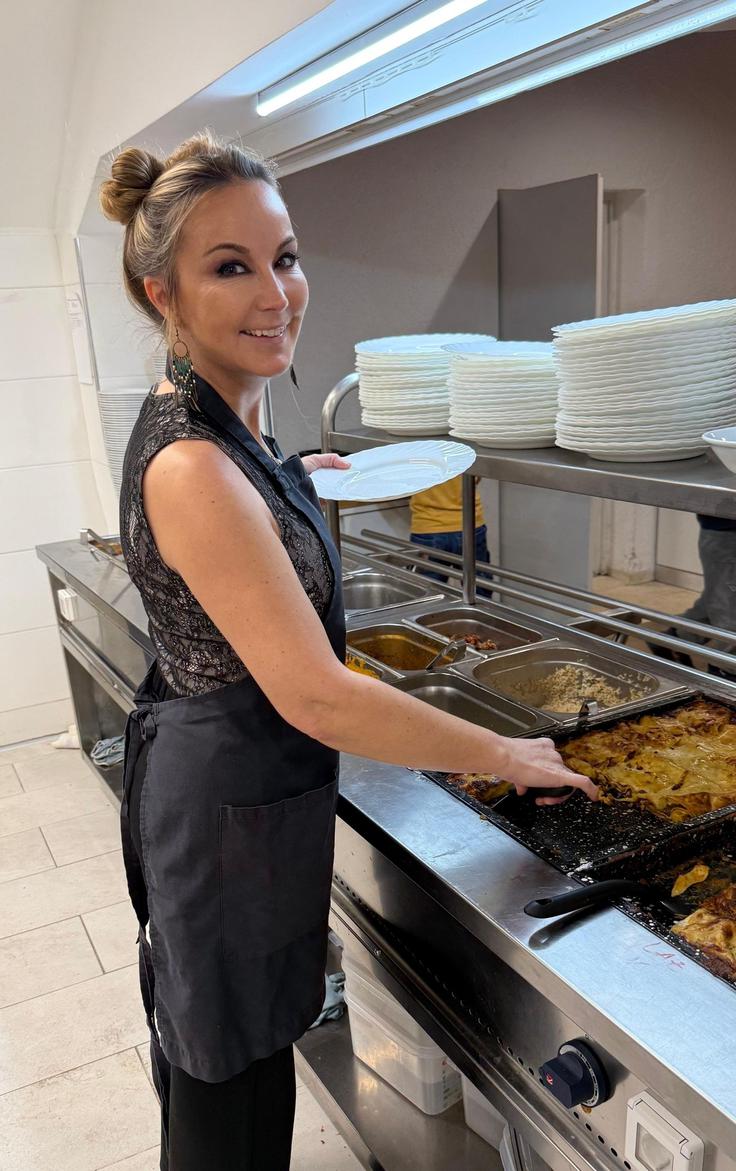 V okviru božičnega bazarja na waldorfski šoli se je Lendero preizkusila kot razdeljevalka hrane. | Foto: Facebook/Saša Lendero