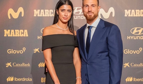 Vsi govorijo o stajlingu partnerke Jana Oblaka: brezčasna eleganca, ki jo boste želeli posnemati