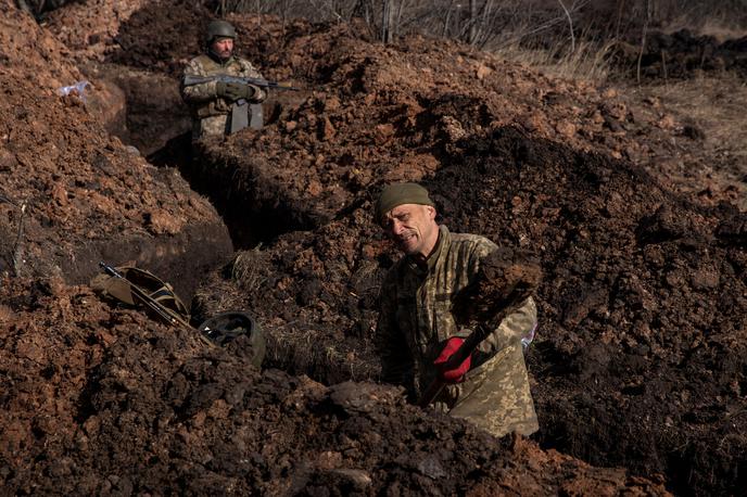 Ukrajina Bahmut | Streliva manjka tudi ukrajinski strani. Poveljnik ukrajinskih oboroženih sil Valerij Zalužni je po poročanju nemške tiskovne agencije dpa telefoniral načelniku štaba združenih poveljstev oboroženih sil ZDA Marku Milleyju, da bi ga opozoril na nujno potrebno dostavo streliva in tehnične opreme. Poleg tega je treba okrepiti zračno obrambo države, je dejal. | Foto Reuters