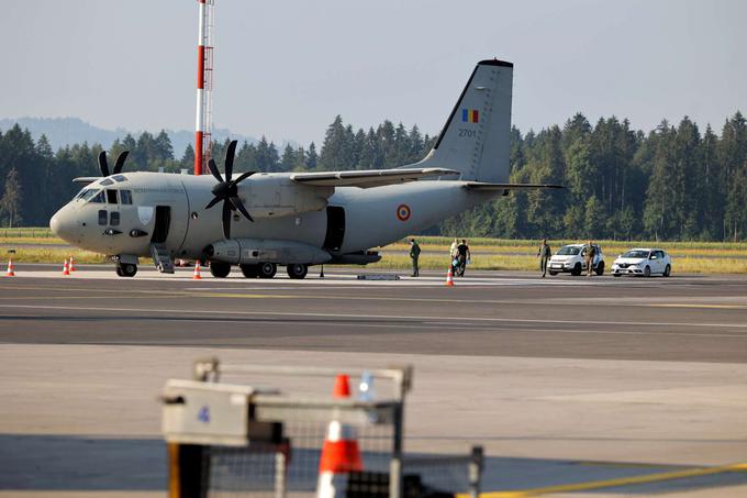 Slovenija je že kupila transportno letalo C-27 Spartan. Na fotografiji: italijansko transportno letalo tipa C-27 Spartan, ki je lani sodelovalo pri gašenju požara na Primorskem. | Foto: STA/Katja Kodba