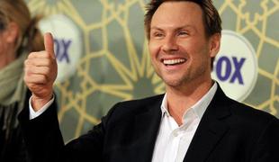 Christian Slater gre pred oltar
