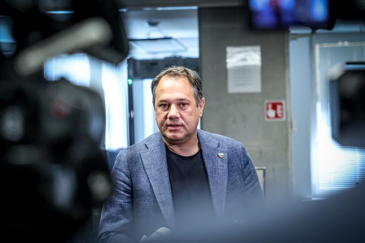 Dolžnost in odgovornost vlade in predsednika vlade je, da se drži tistega, kar je bilo sprejeto na vladi in v parlamentu, je dejal podpredsednik vlade Matej Arčon. | Foto: Ana Kovač