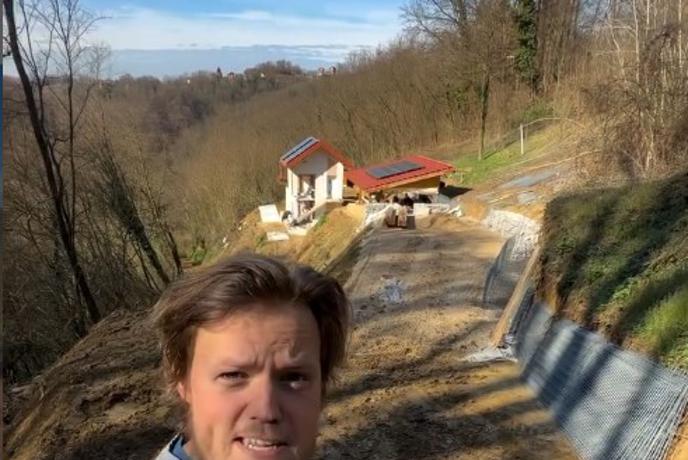 Američan v devetih mesecih popolnoma obnovil hišo, a ogromno dela ga še čaka