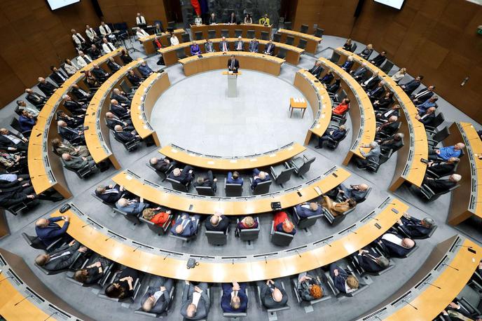 Državni zbor 30. obletnica | Po predlogu se bodo letošnji odhodki proračuna zmanjšali za 609 milijonov evrov na nekaj manj kot 16,1 milijarde evrov. | Foto STA