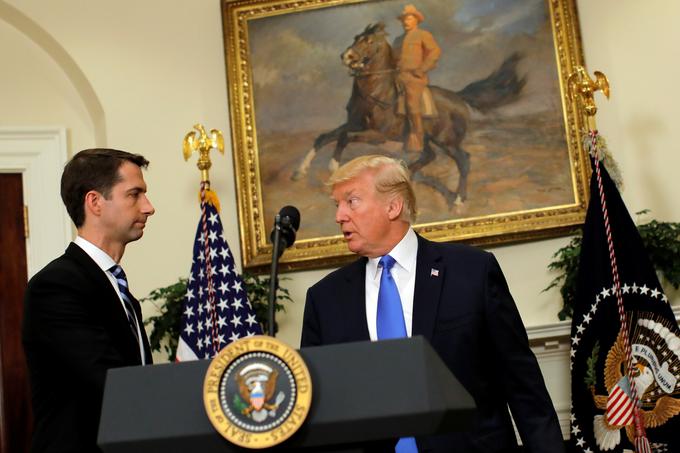Senator Cotton in predsednik Trump že od samega začetka dobro sodelujeta. Cotton je med drugim velik podpornik Trumpove strožje politike do priseljevanja. | Foto: Reuters