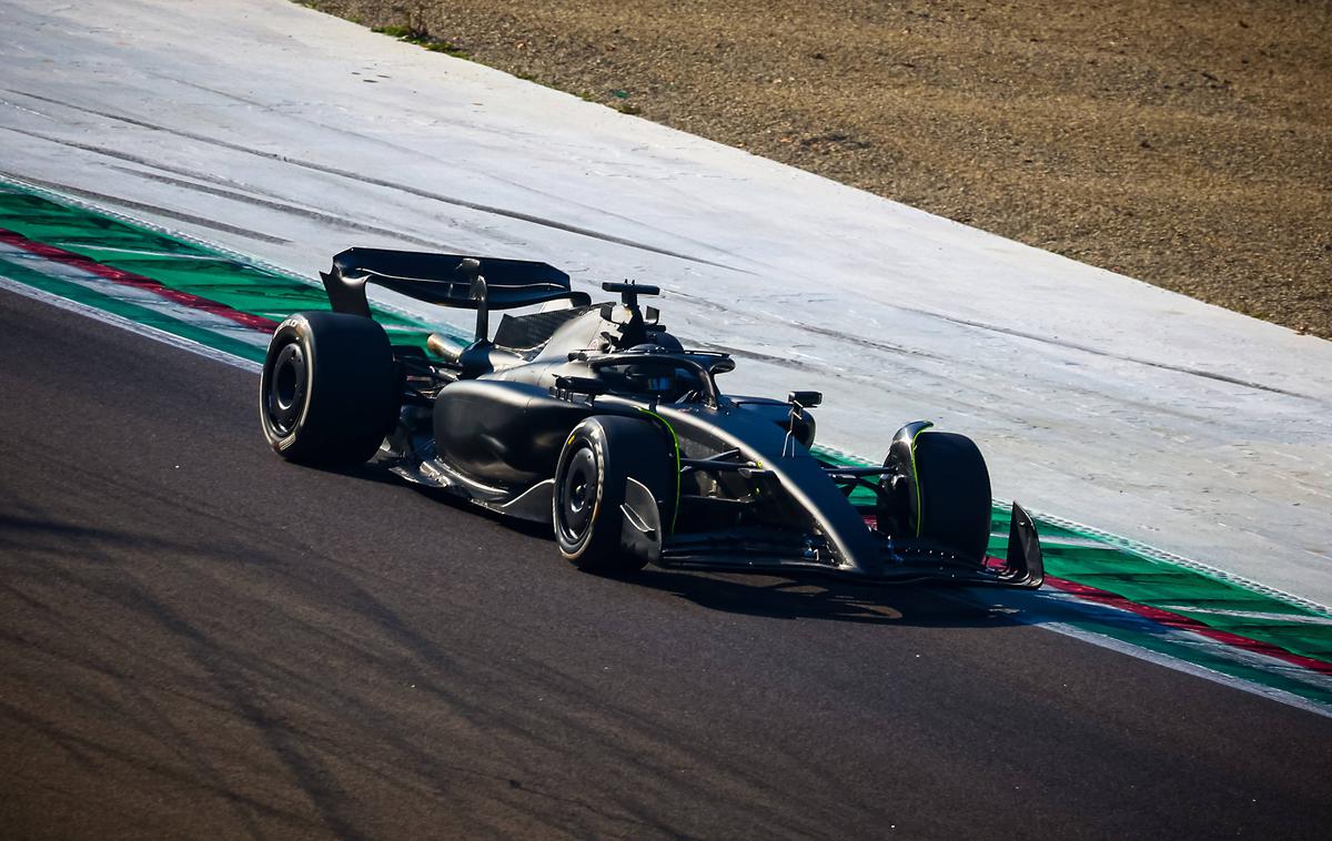 Sergio Perez Cadillac Ferrari | Skrivnostni črni Ferrarijev dirkalnik iz sezone 2023 na stezi v Imoli | Foto Guliverimage