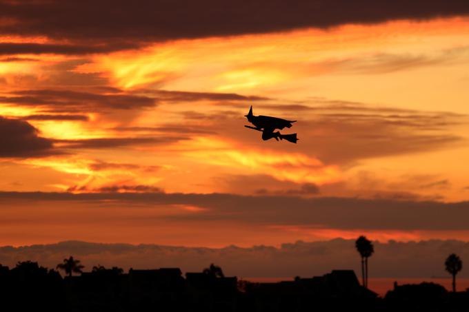 Čarovnica na daljinsko upravljanje, ki je pravzaprav dobro zamaskiran brezpilotni letalnik, leti na predvečer noči čarovnic, oktober 2017. | Foto: Reuters