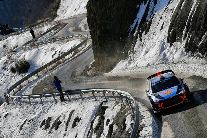 Vzpon na prelaz Col de Turini predstavlja eno najtežjih etap relija Monte Carlo. Sneg, led in mraz vsako leto krojijo vrstni red pri vrhu, množice gledalcev pa lahko uživajo v divjih dirkalnikih. | Foto: Citroën