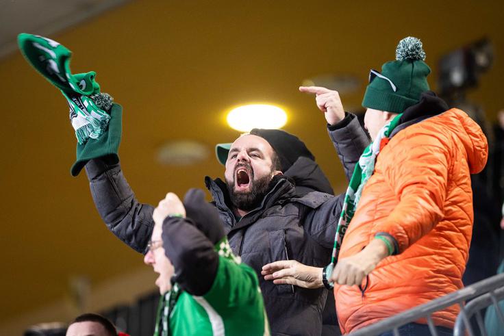 Navijači Olimpije po zadetku Ivana Durdova, ki jim je zagotovil točko. V taboru Ljubljančanov so bili po srečanju mnenja, da bi se jim lahko ponudilo še kaj več, če ne bi v zadnjih desetih minutah ostali brez izključenega Ahmeta Muhamedbegovića. | Foto: Jure Banfi