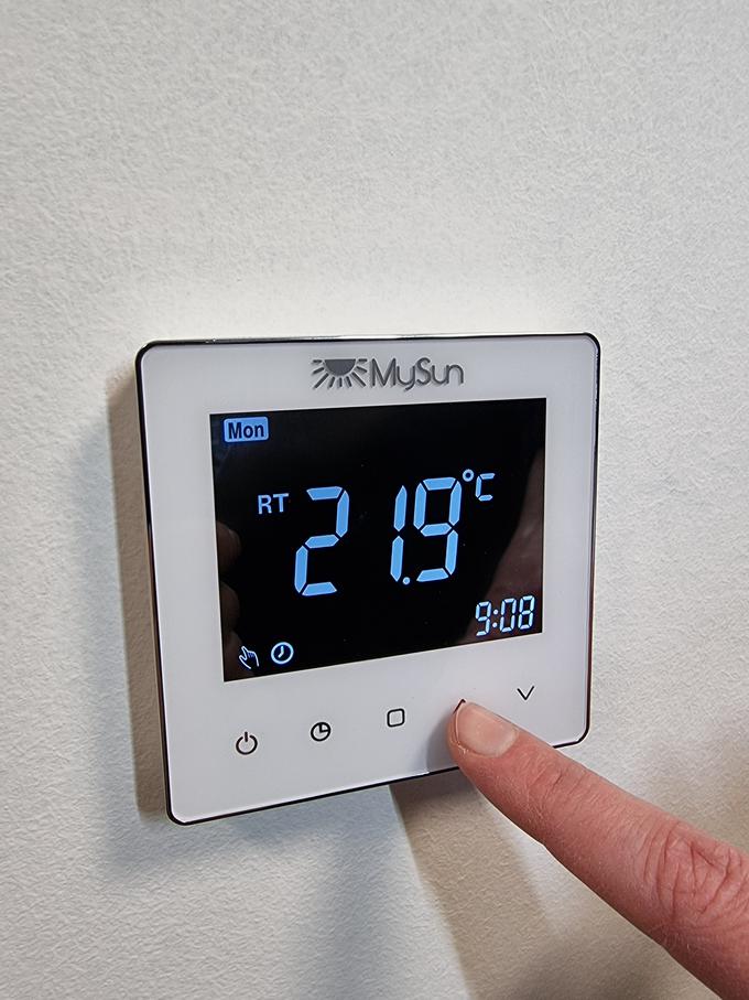 Za pravilno delovanje sistema električnega talnega ogrevanja MySun je potreben ustrezen termostat s talnim tipalom. | Foto: 