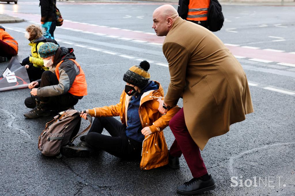 Berlin  aktivisti so se prilepili na asfalt 07022022