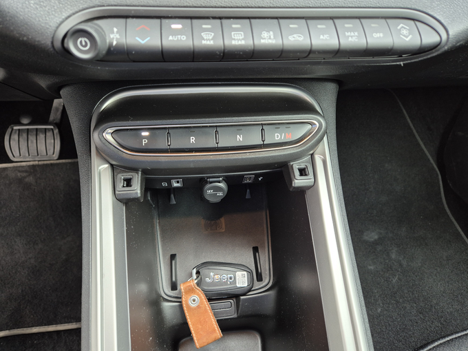 Nismo prepričani, da je upravljanje menjalnika s štirimi stikali najbolj ergonomsko.  | Foto: Aleš Črnivec