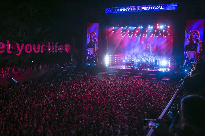 Leta 2019 je na festivalu Sunny Hill, ki ga je Dua Lipa ustanovila skupaj z očetom, nastopila Miley Cyrus. | Foto: Guliverimage