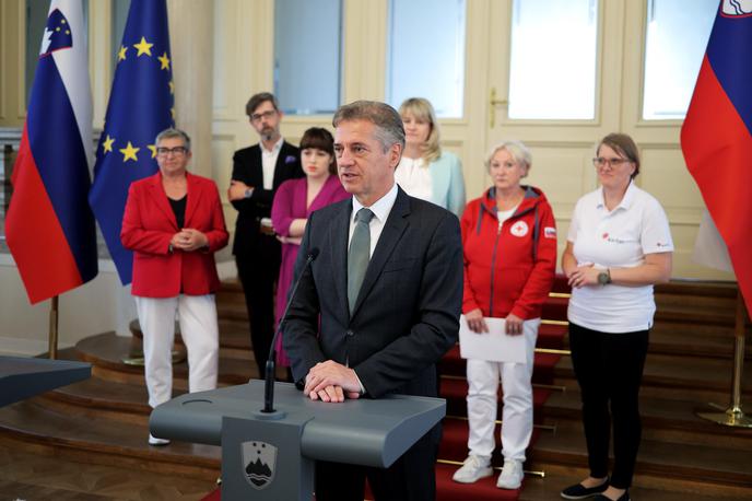 Srečanje Roberta Goloba z nevladnimi organizacijami | Robert Golob se je nevladnim organizacijam zahvalil za njihovo predanost in poudaril, da je vlada pripravljena poslušati ter okrepiti zavezništvo."Veselim se tega partnerstva, ker vem, da bo ne le poskrbljeno za tiste s potrebo po pomoči, ampak da bo celotna družba bolje delovala. V družbi, ki deluje, je življenje za vse nas toliko lepše," je dodal premier. | Foto Daniel Novakovič/STA