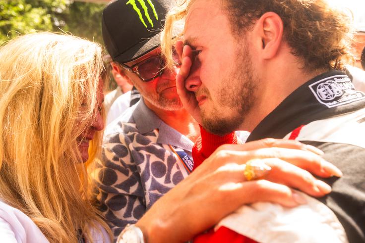 V objemu očeta Pettra Solberga in mame Pernille Solberg, ki je pod dekliškim priimkom Walfridsson nekoč tudi vozila relije. | Foto: Red Bull