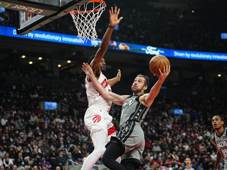 Goran Dragić je proti nekdanjim soigralcem na gostovanju v Torontu dosegel deset točk. | Foto: Reuters