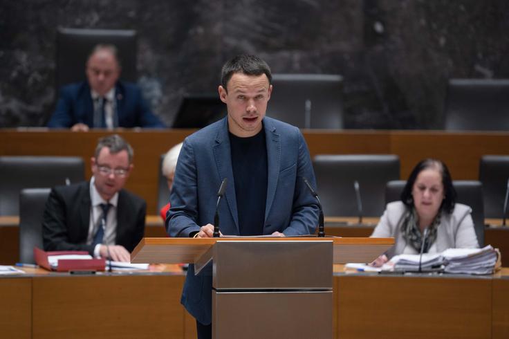 Andrej Hoivik je v imenu poslanske skupine SDS izrazil obžalovanje, da je zakon namenjen le peščici izbranih. | Foto: STA