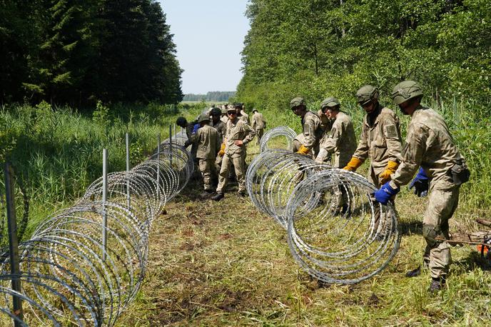migranti meja Belorusija - Litva | Poljaki so pretekli teden začeli postavljati žičnato ograjo. | Foto Reuters
