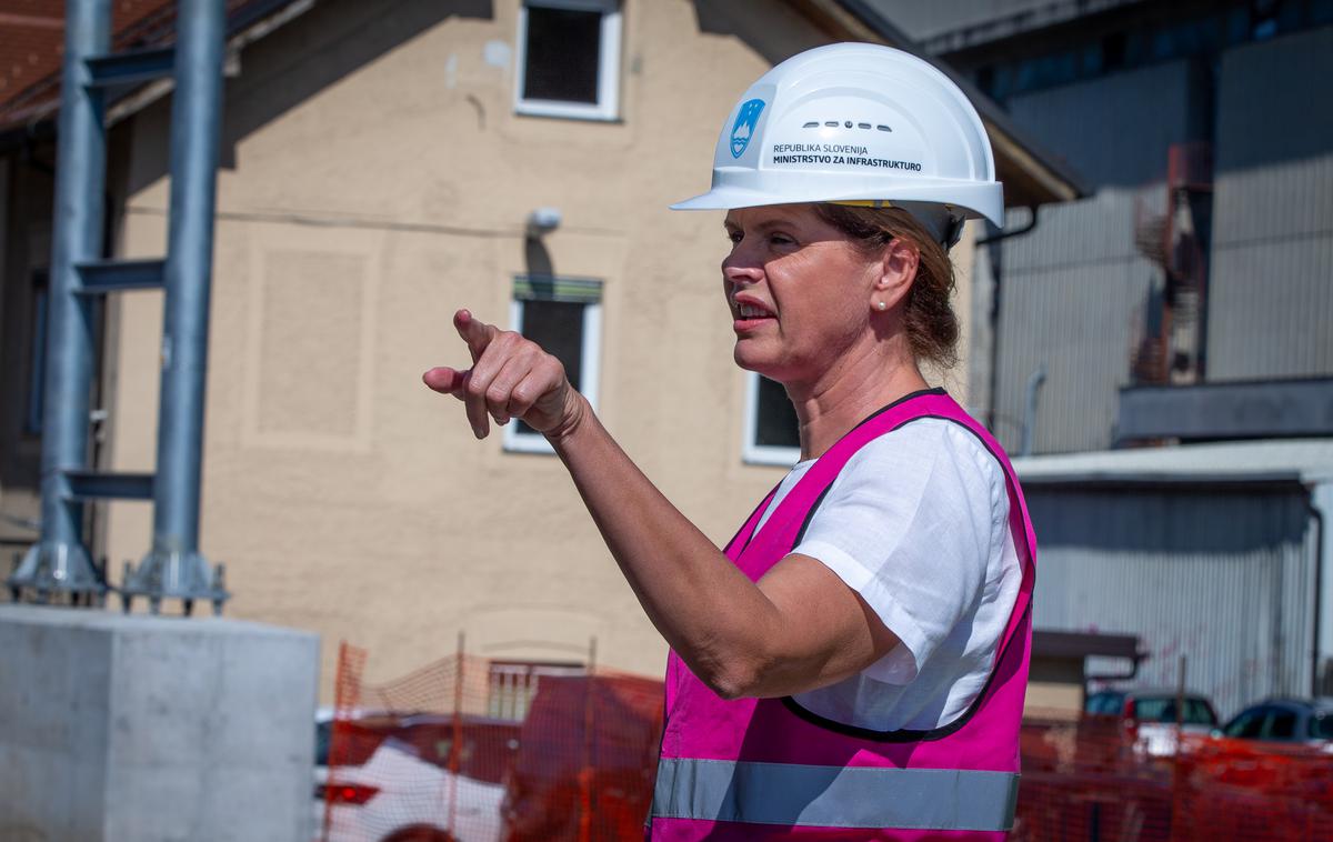 Gradbišče nadomestnega železniškega nadvoza na Dunajski | Alenka Bratušek si je poletni oddih za zdaj privoščila v Sloveniji. | Foto Gaja Hanuna