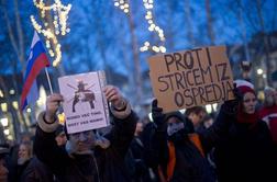 Protest pred parlamentom je minil mirno