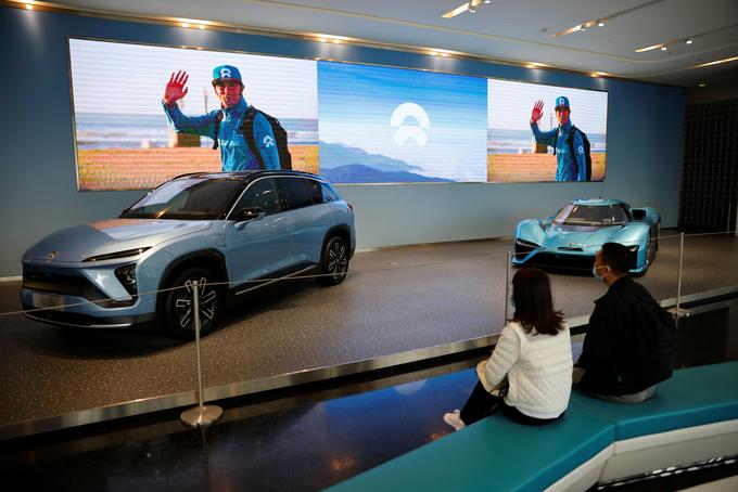 Kitajci seveda ne ponujajo le poceni mestnih avtomobilov. Na drugi strani so na trgu tudi tesle in avtomobili domačega zagonskega podjetja Nio.  | Foto: Reuters