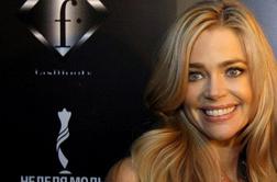 Denise Richards s čevlji za dobrodelne namene