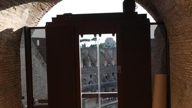 Rimski Kolosej od zdaj s panoramskim dvigalom za gibalno ovirane