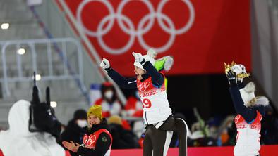 Zgodovinski dan za slovenske skoke: dvojna medalja Urše Bogataj in Nike Križnar!