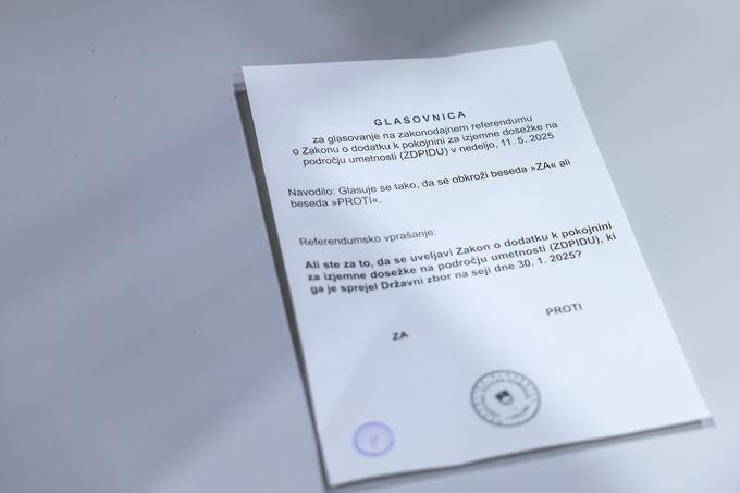 Splošno glasovanje o usodi zakona, ki ureja pravico do dodatka k pokojnini za izjemne umetniške dosežke ter določa pogoje in postopek za njegovo priznanje, bo v nedeljo potekalo na 2.978 rednih voliščih, 88 omnia voliščih in 29 voliščih v tujini na sedežih diplomatsko-konzularnih predstavništev. | Foto: Ana Kovač