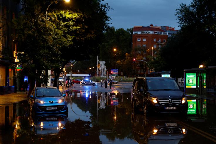 Španija je že od sobote pod udarom hudih neviht z nalivi, točo in orkanskimi sunki vetra, v ponedeljek naj bi se vreme umirilo. | Foto: Reuters