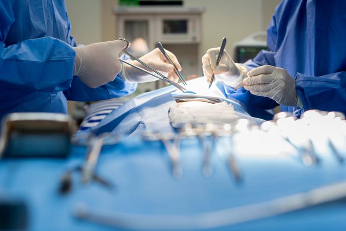 Za nekatere posege ne bodo več potrebni veliki kirurški rezi, zato bo okrevanje hitrejše, tveganje pred okužbo pa bistveno manjše. | Foto: Getty Images