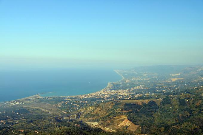 Vsi turisti, ki so se zastrupili na jadrnici, so iz mesta Sant'Agata di Militello blizu Messine na Siciliji. | Foto: Thomas Hilmes/Wikimedia Commons