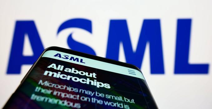 ASML je s tržno kapitalizacijo v višini 340 milijard evrov tretje najvrednejše podjetje v Evropi (za farmacevtskim velikanom NovoNordisk in francoskim konglomeratom za trženje luksuznih znamk LVMH) ter najvrednejše podjetje v tehnološkem sektorju.  | Foto: Guliverimage