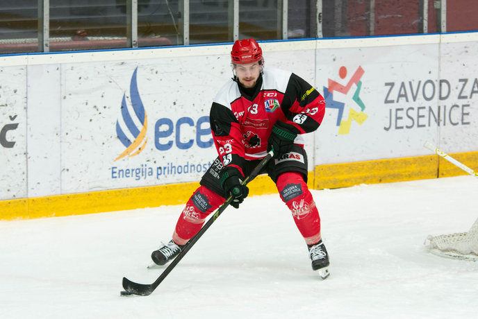 Jeseničani tesno izgubili prvo tekmo z novim trenerjem