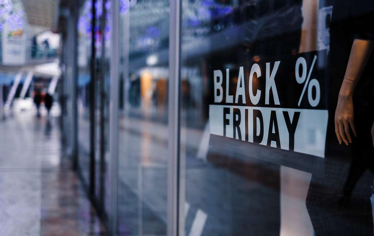Črni petek | Črni petek ali black friday, ameriški nakupovalni praznik, ki se je v zadnjih letih razširil v druge dele sveta, tudi v Slovenijo, ob velikih popustih predvsem pri nakupovanju prek spleta praviloma prinaša tudi potencialna velika tveganja.  | Foto Shutterstock