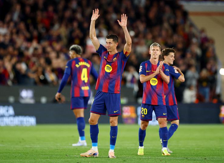 Robert Lewandowski se je poslovil od navijačev Barcelone. | Foto: Reuters