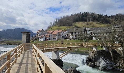 V Škofji Loki ponovno zaživela v poplavah uničena Hudičeva brv #foto