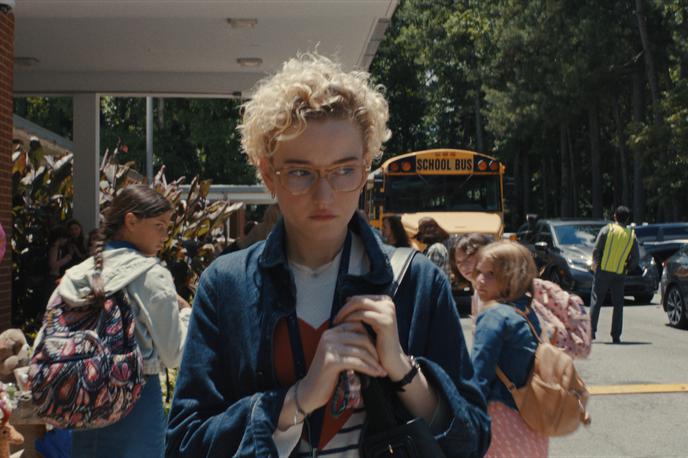 Ura izginotja | Julia Garner je začela kariero v kriminalni seriji Ozark, zadnja leta pa se vse bolj uveljavlja v grozljivkah. | Foto Blitz Film & Video Distribution