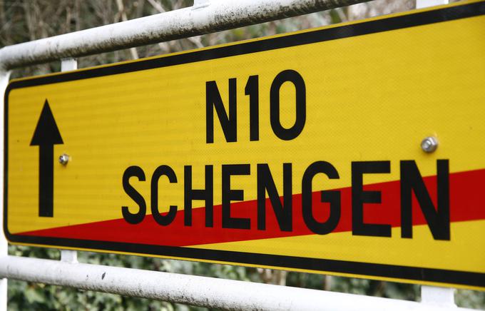 Pravniki EU podpirajo Ljubljano tudi pri trditvah, da ima Slovenija obveznost varovanja schengenske meje, a tega ne more izvajati, ker nima nadzora nad ozemljem, ki je po arbitražni sodbi pripadel Sloveniji. | Foto: Reuters