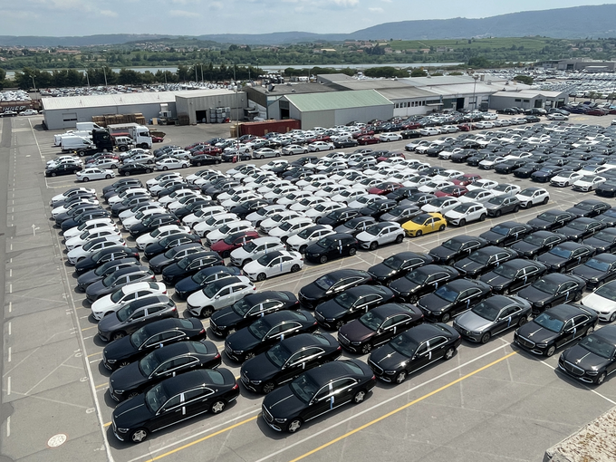 Pogled na množico parkiranih avtomobilov. | Foto: Gregor Pavšič