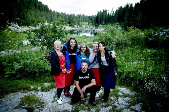Ekipa, ki vas pričakuje v Koči pri Triglavskih jezerih (od leve proti desni): Milena, Aljoša, Helena, Katja, Vanja in Ana. | Foto: Ana Kovač